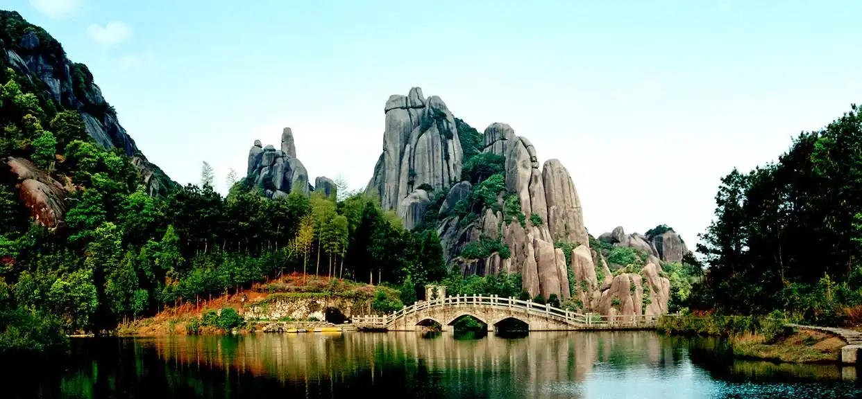 龙岩冠豸山丹霞地貌_冠豸山旅游攻略地图2026最新消息_龙岩世界地质公园介绍